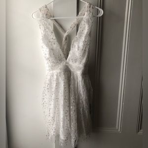 NWT Lulu’s lace floral embroidered white dress - Size Medium